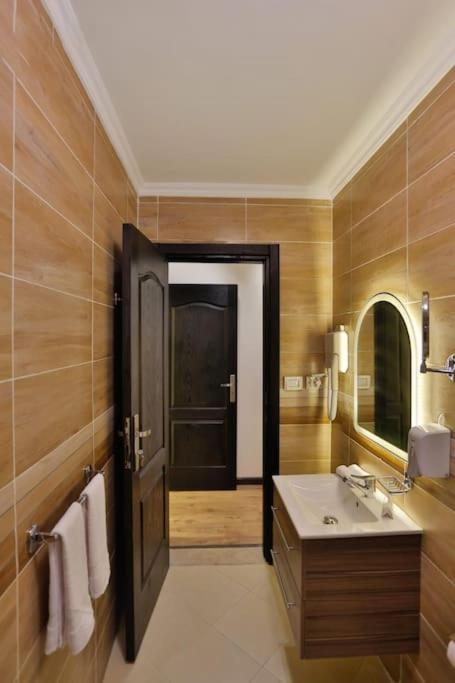 Parkside Boutique 3 Bbr Serviced Apartment - Ocean Blue - Near Airport ไคโร ภายนอก รูปภาพ